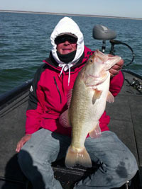 Kurt Dove fishes the Bass Central Open oon cold Lake Amistad